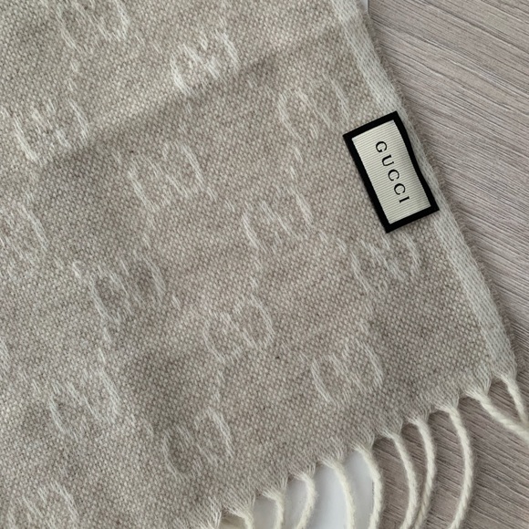 💝💝💝GUCCI AUTHENTIC NEW Wool  Monogram Web Scarf, beige/blue/red💝💝💝 - Picture 8 of 15